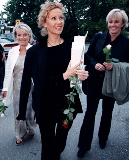 Agnetha arrives to the party